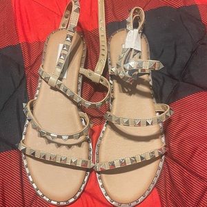 Brand new Steve Madden Travel Tan Sandals. Size 7 women’s. Never worn.